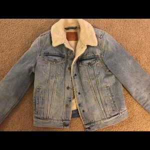 Levi’s fur lined light denim jacket